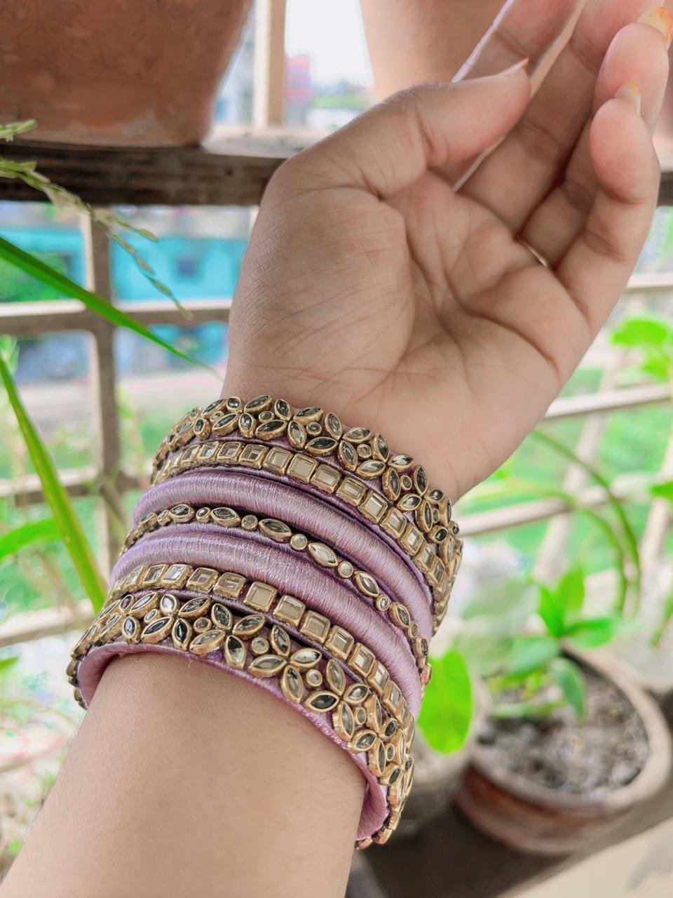 হাতে তৈরী রেশমি চুড়ি হাতে তৈরী রেশমি চুড়ি