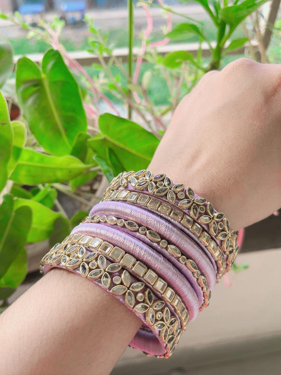 হাতে তৈরী রেশমি চুড়ি হাতে তৈরী রেশমি চুড়ি